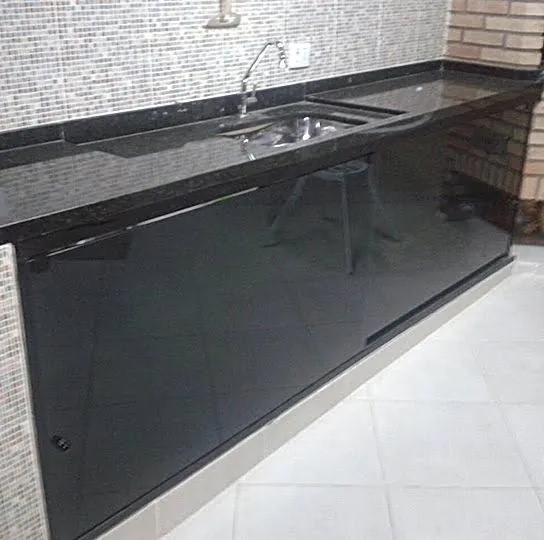 Armário de pia com portas em vidro preto