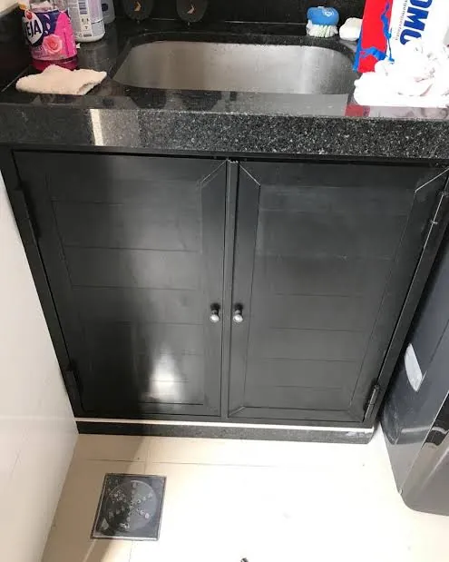 Gabinete de alumínio preto sob a pia