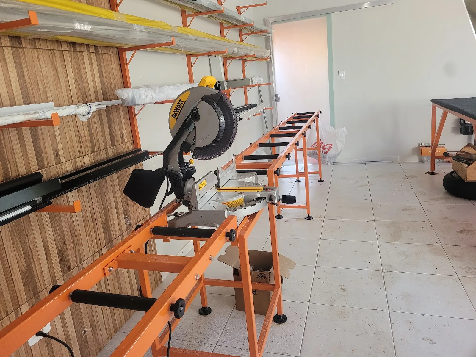 Oficina da Vidraçaria Ideal com bancada e serra