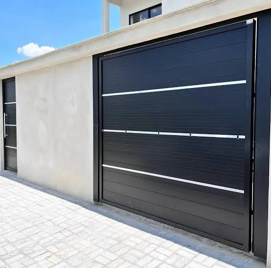 Portão de alumínio preto com frisos, feito pela Vidraçaria Ideal em Umuarama