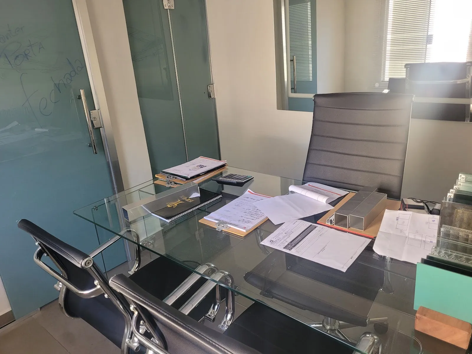 Mesa com tampo de vidro em escritório